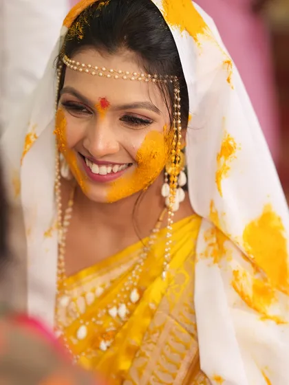 The joy of being covered in haldi. Even during the ceremony, the base makeup stays put, ensuring the bride looks fresh throughout.