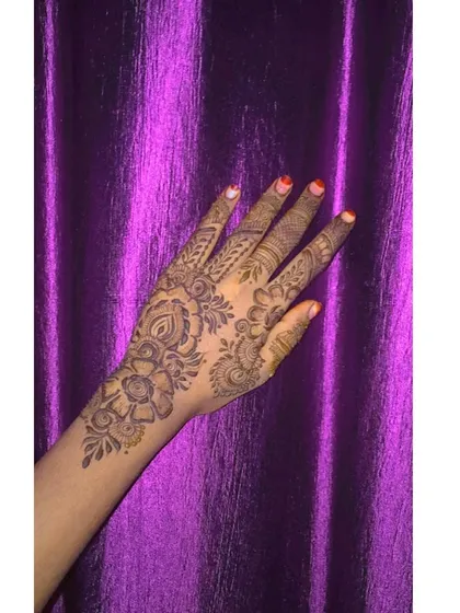 A simple floral vine that trails gracefully along the side of the hand. This is a perfect choice for a subtle and modern party look.