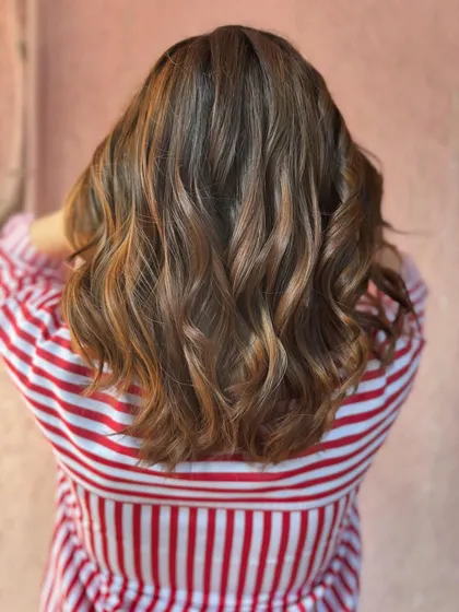 Spiced maple vibes for this gorgeous head of hair. This is a non-bleach color that brings out warm, reddish-brown tones, perfect for adding a bit of spice to your look.