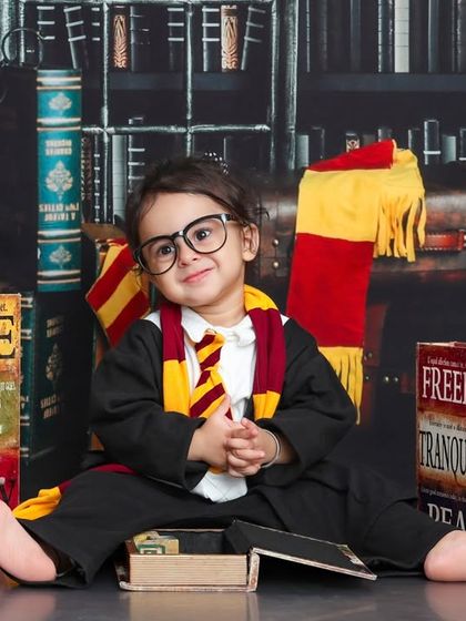 Posed like a true wizard, this little one is ready for her first year at Hogwarts. The detailed set includes magical books and an old-fashioned clock.