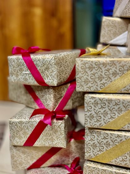 Timeless gifts, consciously curated. These bespoke, plastic-free gift sets were crafted for a special client, finished with elegant gold and pink ribbons for a luxurious feel.