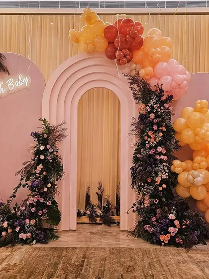 Celebrating the mommy-to-be with our elegant "Oh Baby" shower decor. This setup features a beautiful pastel pink arched backdrop, lush floral arrangements, and a stunning organic balloon garland in warm, soft tones. It’s a sophisticated and heartwarming way to welcome a new arrival.