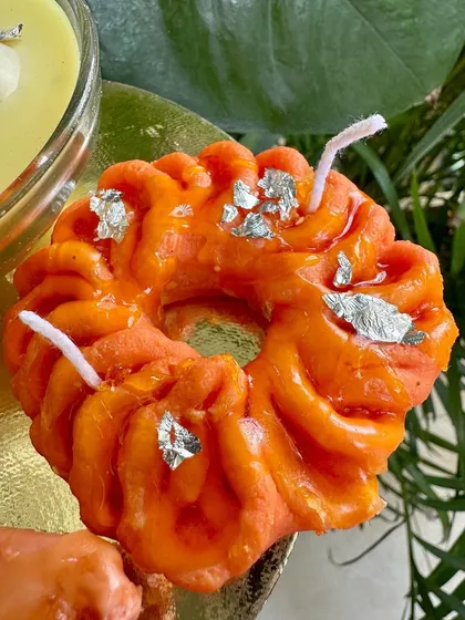The Imarti candle, crafted from soy wax with intricate swirls and a perfect glaze, making it an unbelievable and delightful gift.