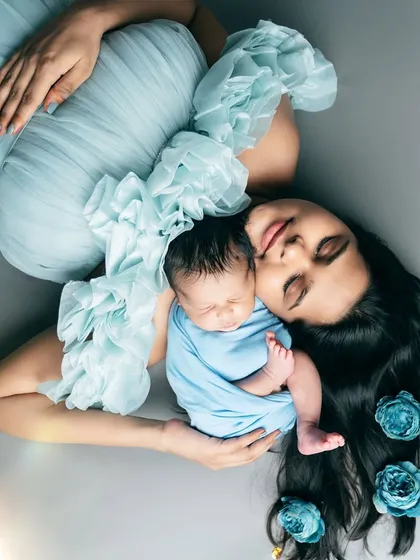 From bump to baby, our gowns are perfect for every step. This tender moment shows our flowy Elsa gown used in a newborn photoshoot, creating a timeless and beautiful memory with your little one.