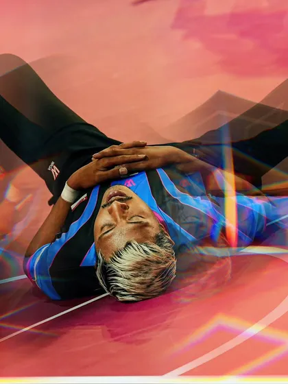 A moment of rest and focus. This artistic shot of a player on the court offers a different perspective on the mental side of competitive sports.