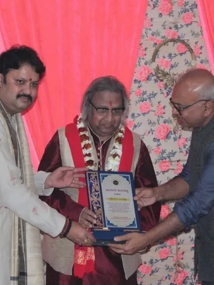 Presenting a memento to a senior artist at our collaborative event with Sangeet Kala Kendra, Agra. It is important for us to acknowledge the contributions of our peers and elders.