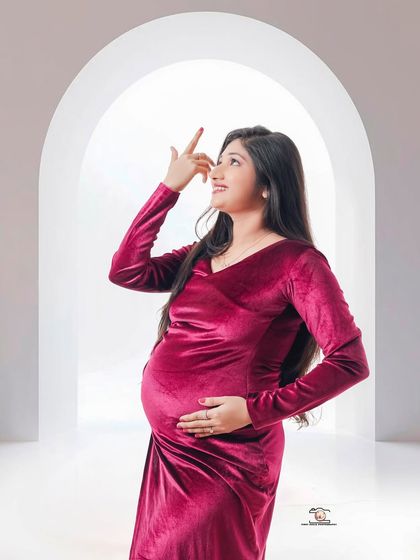A playful and imaginative pose, with the mother-to-be pointing upwards as if towards a dream. This shot adds a touch of fun and personality to the maternity session.