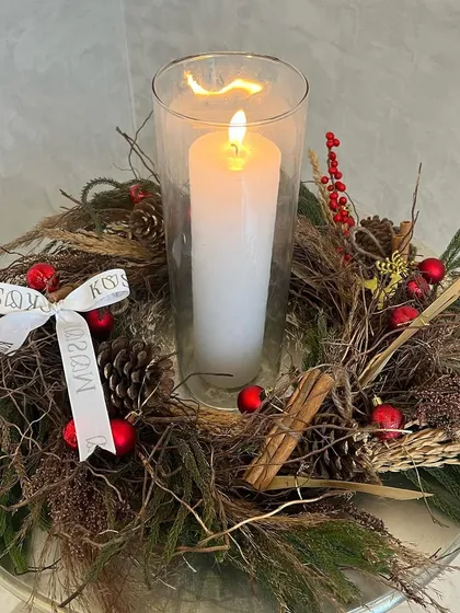 My elegant and airy 'Scarlet' wreath with a candle. The mix of reds and browns evokes a cozy, rustic charm, making it a perfect accent for a coffee or side table.