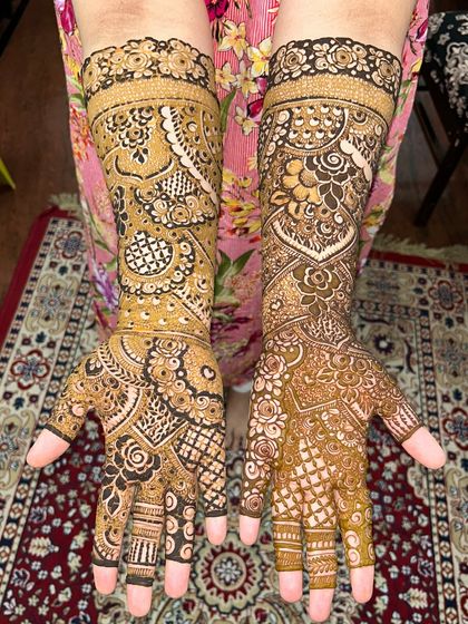 Another look at this intricate non-bridal design. The use of light and dark shading gives the pattern a beautiful sense of depth.