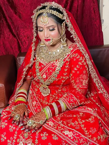 A moment of quiet elegance. The intricate details of her makeup, from the eyeshadow to the contour, are designed to look perfect both in person and on camera.