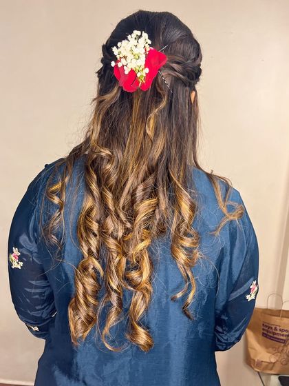 Elegant Hairstyles: Curls, Updos & Florals photo 22