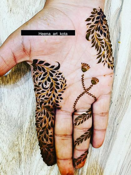A simple and elegant leafy vine design. This kind of flowing, nature-inspired pattern is perfect for someone who wants a quick yet beautiful mehndi.