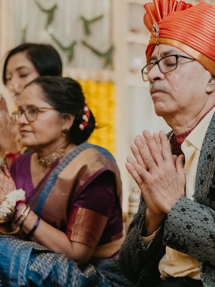 The parents of the bride in a moment of prayer during the wedding ceremony. A touching image of faith and hope for their daughter's future.