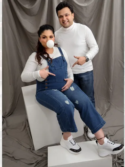 Maternity photoshoots should be fun. I always encourage couples to bring their personalities into the session, and this playful moment with bubblegum resulted in a photo filled with laughter and genuine connection.