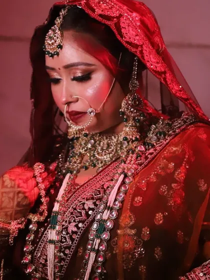 This bride's look is a beautiful blend of traditional jewellery and soft, modern makeup. The focus is on glowing skin and expressive eyes.