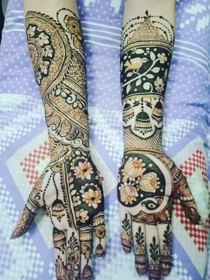 This design showcases a unique combination of motifs, including hanging bells, birds on a branch, and lotus flowers, creating a story-like feel on the arms.