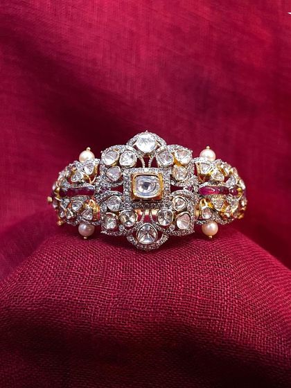 A versatile polki bracelet that is perfect for any cherished moment. The intricate design with a central polki and pearl accents makes every celebration uniquely yours.