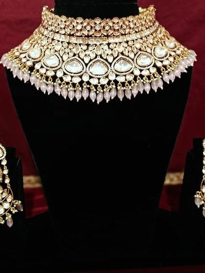 For a softer look, I offer this same Kundan choker design with delicate pink beads. It’s perfect for pairing with pastel or pink outfits.