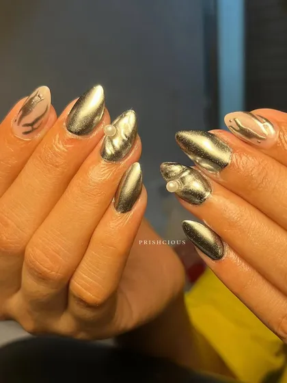 Silver chrome is perfect for a futuristic, high-fashion look. I'm obsessed with this set, which features a molten silver 3D effect and a single pearl accent.