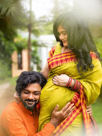 A quiet moment of connection that speaks volumes. I love capturing these gentle interactions between partners, like this one where he listens to the baby bump. It’s these unscripted, heartfelt memories that become the most cherished parts of your maternity story.