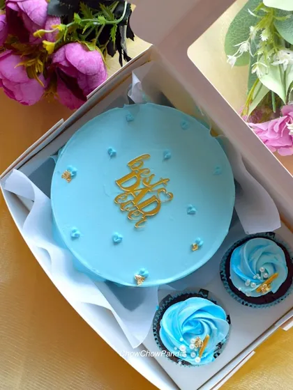 This is one of my Father's Day bento cake sets. It includes a light blue mini cake with a 'Best Dad Ever' topper, paired with two coordinating cupcakes for a small, thoughtful gift.
