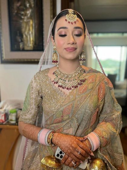 Another angle of this beautiful, soft look. The focus is on clean skin and defined eyes, keeping it natural and fresh.