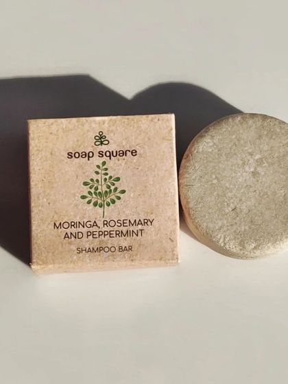 A great review of our Moringa, Rosemary, and Peppermint shampoo bar. It highlights how the bar effectively cleanses the scalp, removes dandruff, and soothes irritation, making it perfect for those with an itchy scalp.