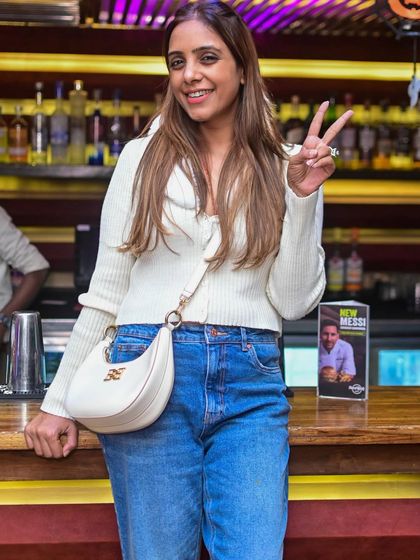 A guest posing by the bar at Hardrock Cafe.