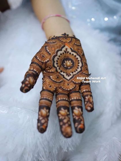 A beautiful and classic mandala design on the palm. This is a popular and elegant choice for wedding guests who want something beautiful but not as heavy as a bridal design.