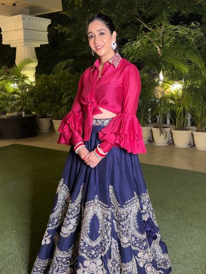 Soft glam for this chic and modern look. The makeup is minimal and fresh, with a focus on glowing skin, perfectly complementing her stylish pink and blue outfit.