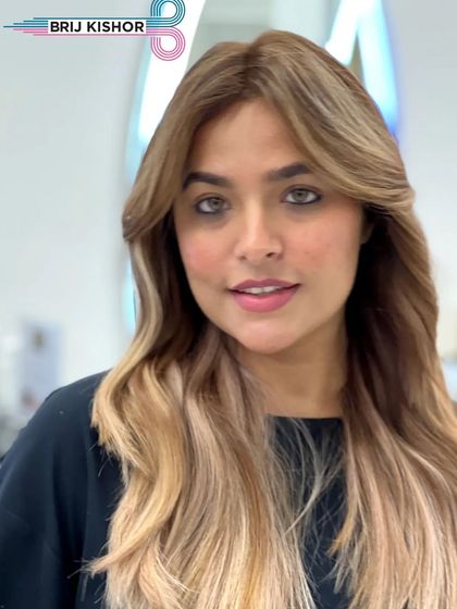 A close-up of the creamy peach ash blonde, a perfect blend of pastel and blonde.