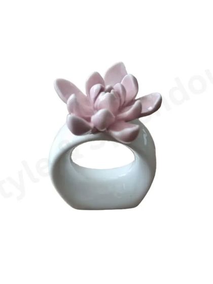This ceramic napkin ring features a beautifully sculpted lotus flower. Its clean lines and floral design offer a modern yet natural aesthetic, suitable for both everyday dining and special occasions.