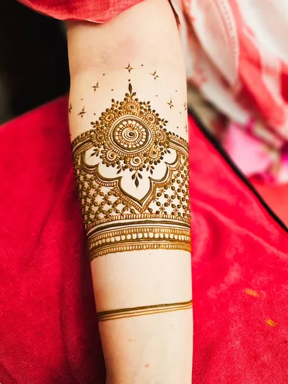 A beautiful cuff-style design on the arm, perfect as a standalone piece or as part of a larger bridal design.