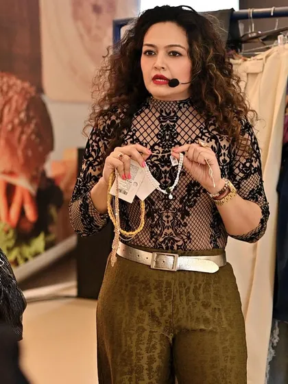 A focused moment during a styling workshop. I believe in providing detailed, practical advice, like how to choose the right jewelry to elevate your look from simple to stunning.