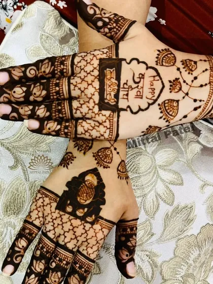 A modern take on Karwa Chauth mehndi. This design features the phrase "Happy Karwa Chauth" in Hindi and a portrait of a woman looking through a sieve.