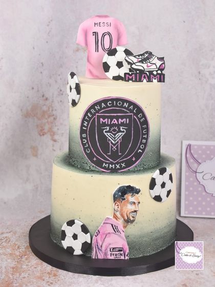 The full Messi-themed cake, a perfect tribute for a true fan.