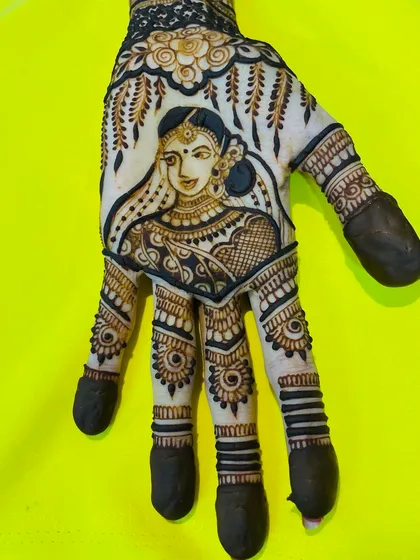 A classic bridal portrait is a timeless element in any mehendi design. I focus on capturing the bride's grace and beauty, creating a central piece of art on the hand that is both elegant and striking.
