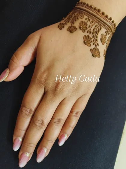 A very simple and minimalist bracelet design. This is perfect for bridesmaids or for someone who wants a very subtle touch of henna.