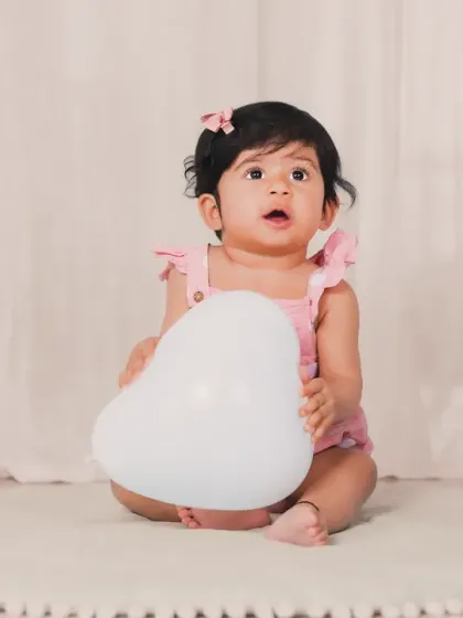 Simple yet elegant. This portrait with a single heart-shaped light prop is perfect for a clean and modern look.