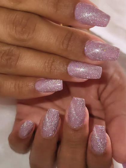 Fulfill your nail dreams with this sparkling set. The light pink glitter is perfect for a look that is both glamorous and feminine.