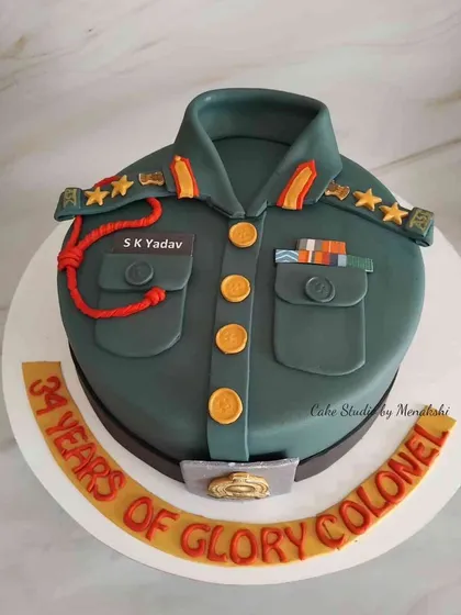 A retirement cake to honor an Army Colonel's '34 Years of Glory'. I took great care in recreating the uniform with all its details, including the stars, ribbons, and nameplate, as a tribute to his service.