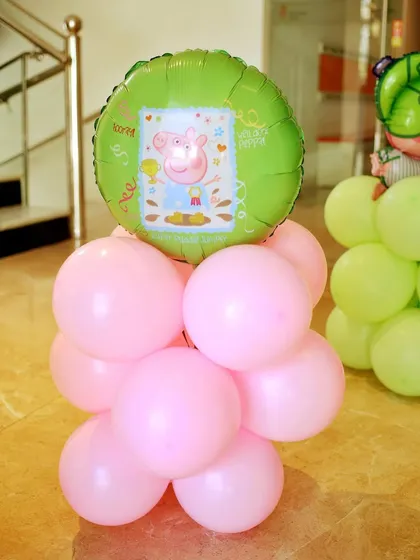 A simple yet effective balloon column topped with a George Pig foil balloon, perfect for decorating smaller spaces or adding to a larger setup.