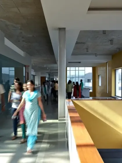 Circulation spaces at the HP Campus are designed as wide, light-filled galleries that encourage interaction. The movement of people through the building becomes a visible and dynamic part of the workplace experience.