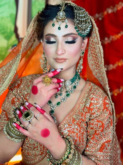 A close-up on the details. The eye makeup, the jewelry, and the alta all come together to create a stunning final image.