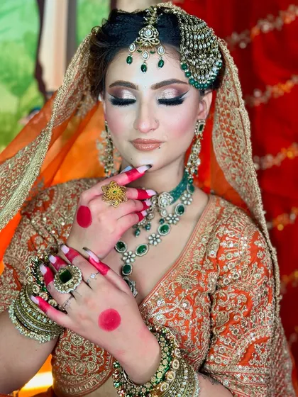 A close-up on the details. The eye makeup, the jewelry, and the alta all come together to create a stunning final image.