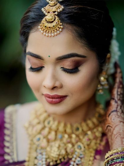 A close-up of Shloka's eye makeup. We used warm, earthy tones with a touch of shimmer to create a soft yet defined look that beautifully accentuates her eyes for her South Indian wedding ceremony.
