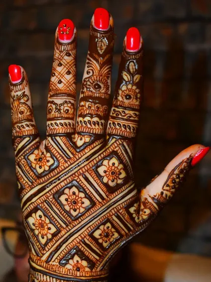 This back-of-hand design is all about the intricate jaal (net) pattern. The criss-cross grid is filled with delicate flowers, creating a beautiful texture that covers the entire back of the hand.