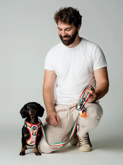 For this shot, I wanted to show both the pet and their owner interacting with the product. The dachshund is posing perfectly in its Italian-themed harness while its owner holds the matching leash. It’s a great way to display a complete product set in a studio environment.