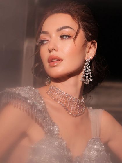 A duplicate of 226, this dreamy portrait is perfect for showcasing a soft-glam look.