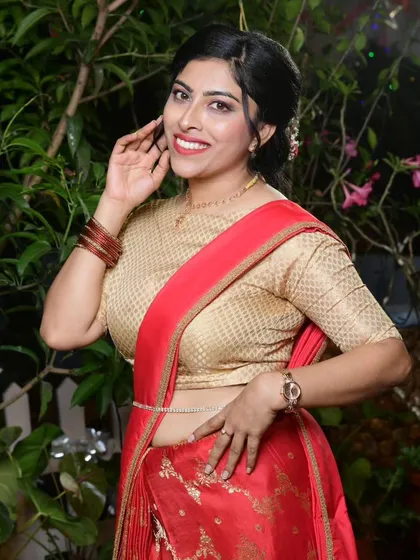 Embracing tradition is a key part of my service, especially for Mangalorean Catholic ceremonies like the Roce. Here I am in a traditional Kirgi, ready to host and explain the beautiful rituals, making me a knowledgeable Konkani emcee for your family's special customs.